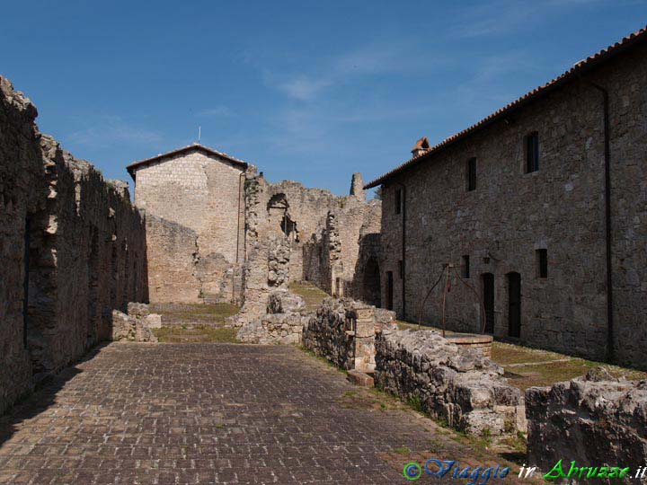 32-P5188664+.jpg - 32-P5188664+.jpg - La storica fortezza di Civitella del Tronto è, con i suoi oltre 500 m. di lunghezza e una superficie superiore a 25.000 mq.,  uno dei fortilizi più imponenti d'Italia.